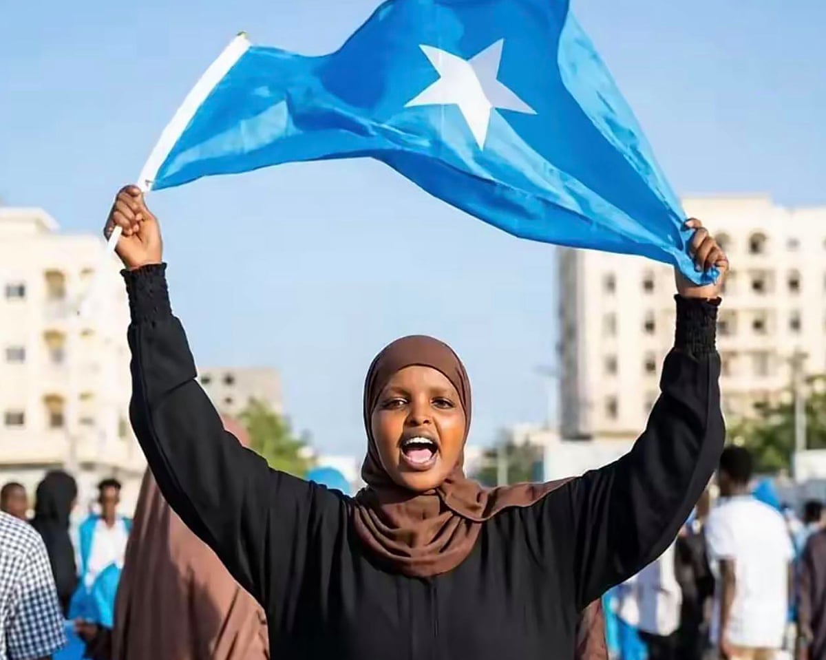 Saadiya Macallin Cali oo calanka Soomaaliya kor u haysa