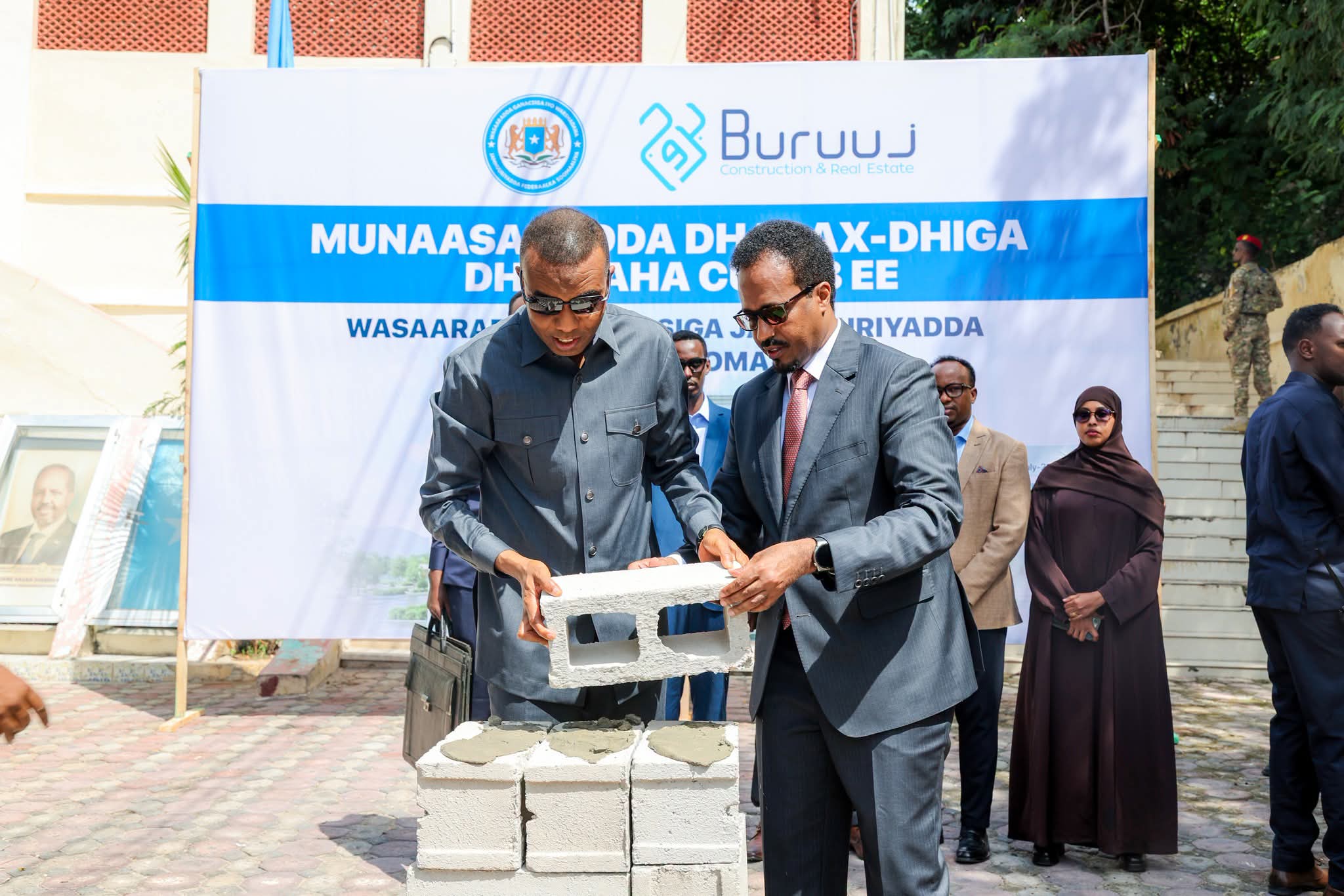 Ra’iisul Wasaare Xamsa Cabdi Barre oo dhagax-dhigaya dib-u-dhiska Wasaaradda Ganacsiga