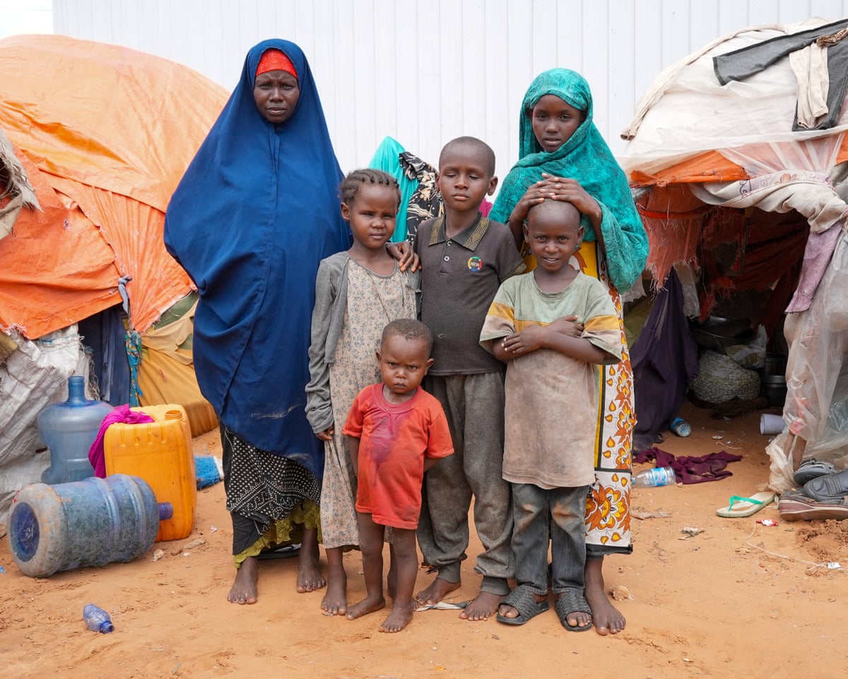 Saynab Ibraahim iyo carruurteeda oo hor taagan hoygooda xerada barakacayaasha degmada Kahda ee Muqdisho